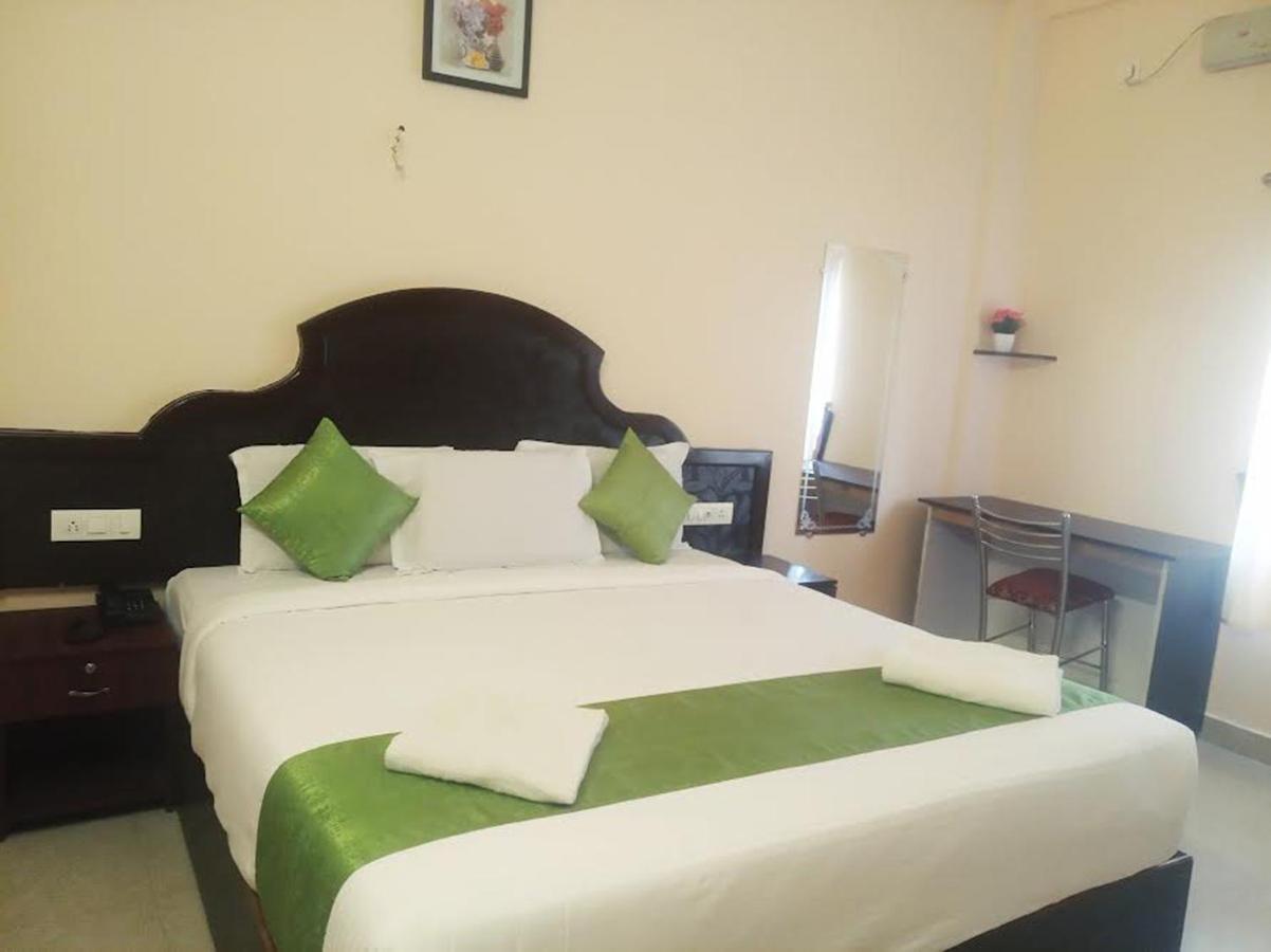Ebenezer Plaza Hotell Nedumbassery Exteriör bild