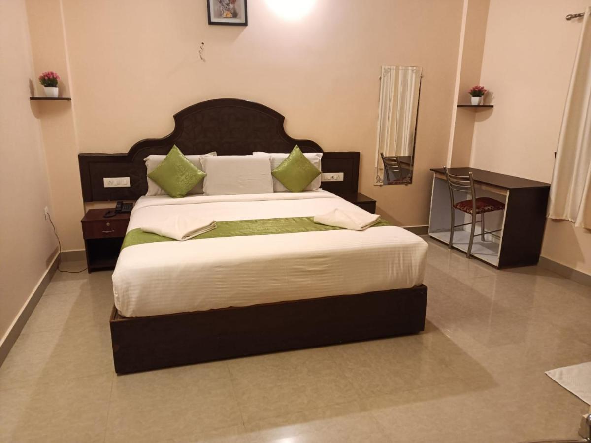 Ebenezer Plaza Hotell Nedumbassery Exteriör bild