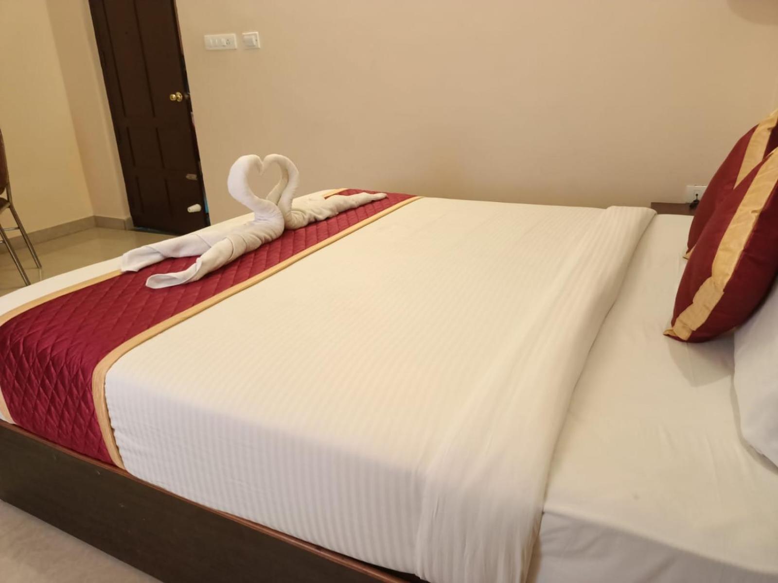 Ebenezer Plaza Hotell Nedumbassery Exteriör bild