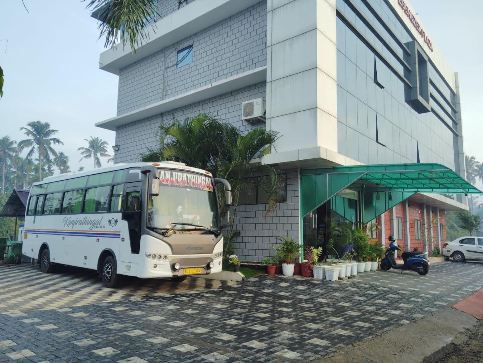 Ebenezer Plaza Hotell Nedumbassery Exteriör bild