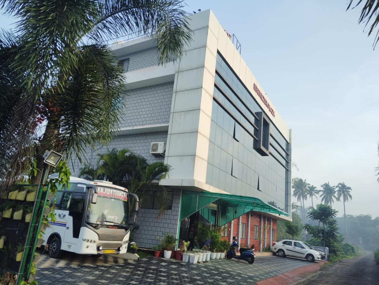 Ebenezer Plaza Hotell Nedumbassery Exteriör bild
