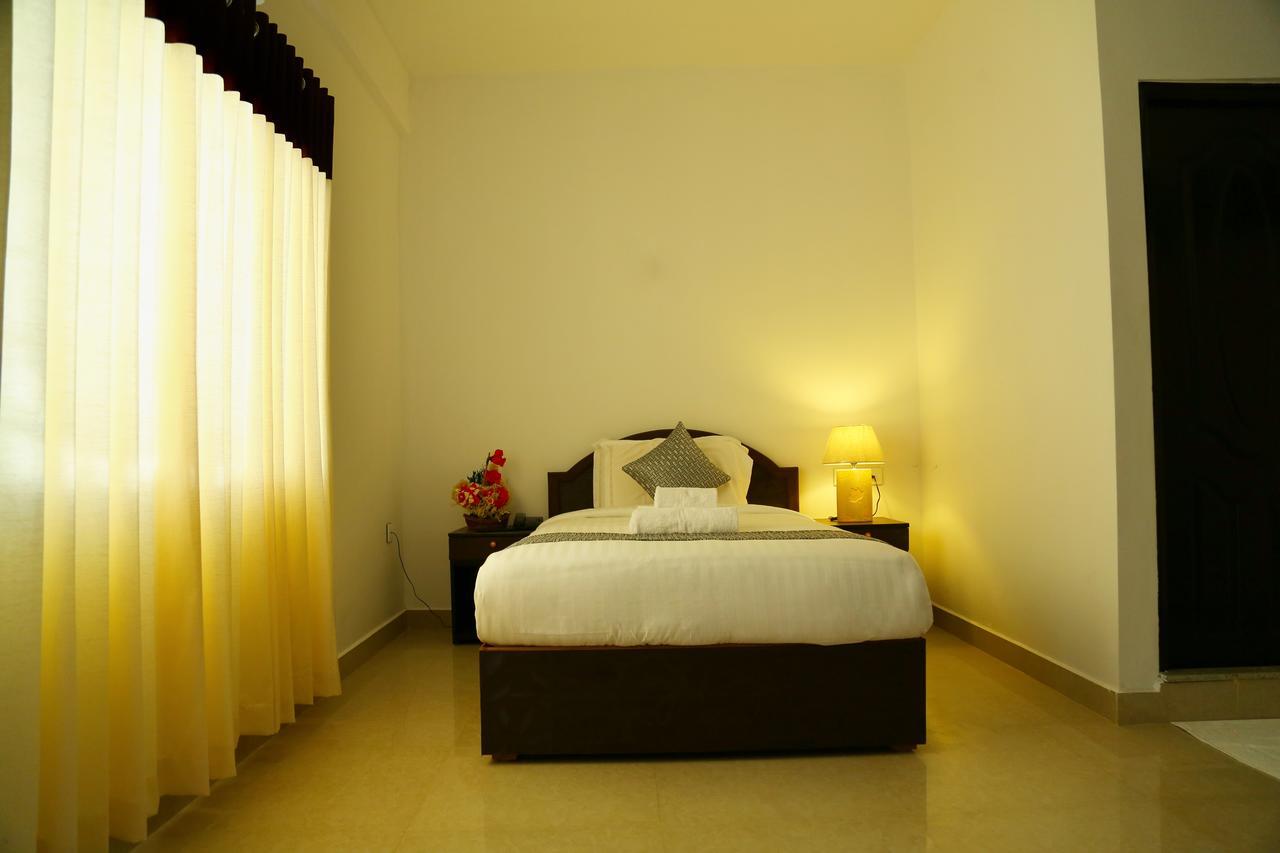 Ebenezer Plaza Hotell Nedumbassery Exteriör bild