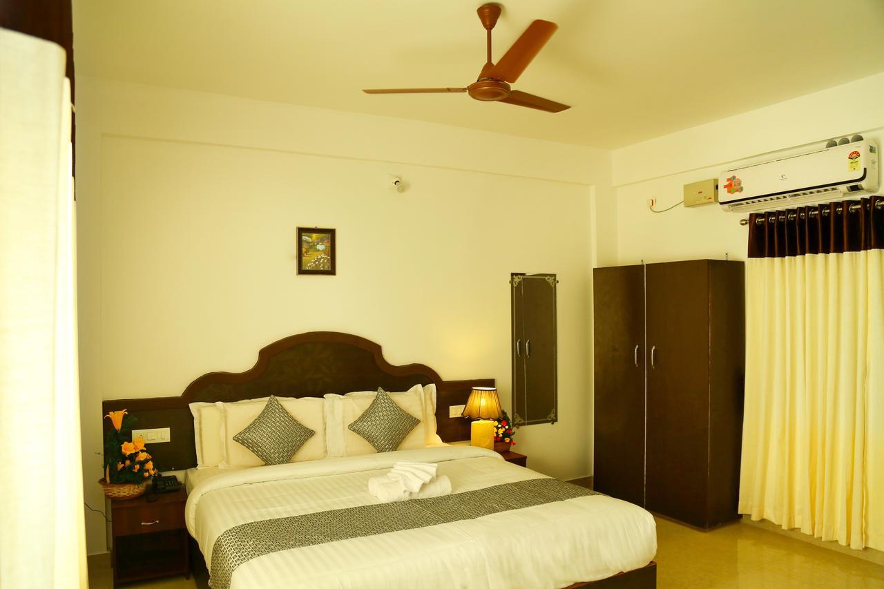 Ebenezer Plaza Hotell Nedumbassery Exteriör bild