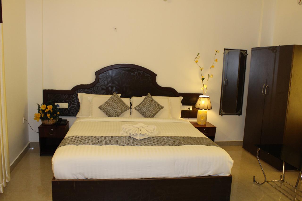Ebenezer Plaza Hotell Nedumbassery Exteriör bild
