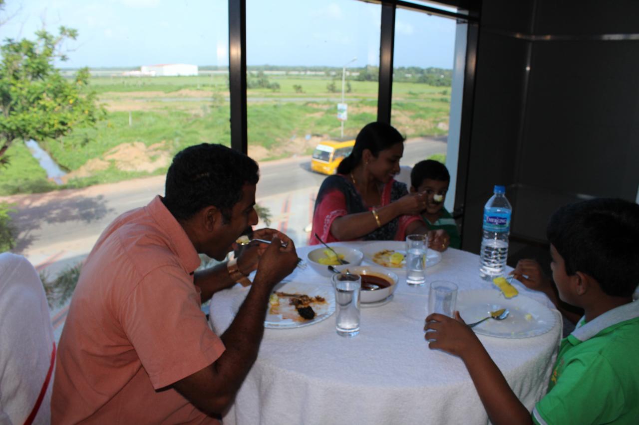 Ebenezer Plaza Hotell Nedumbassery Exteriör bild