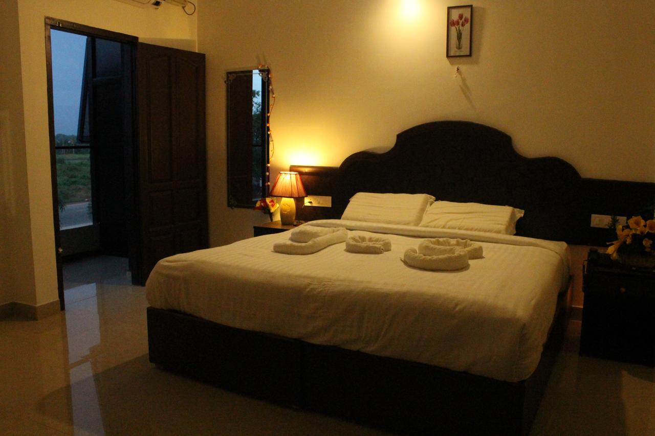 Ebenezer Plaza Hotell Nedumbassery Exteriör bild