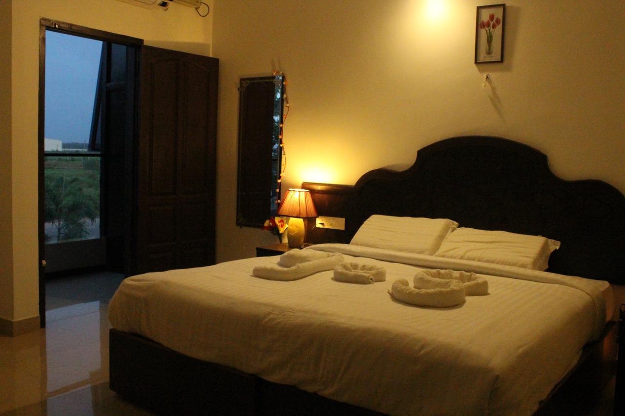 Ebenezer Plaza Hotell Nedumbassery Exteriör bild