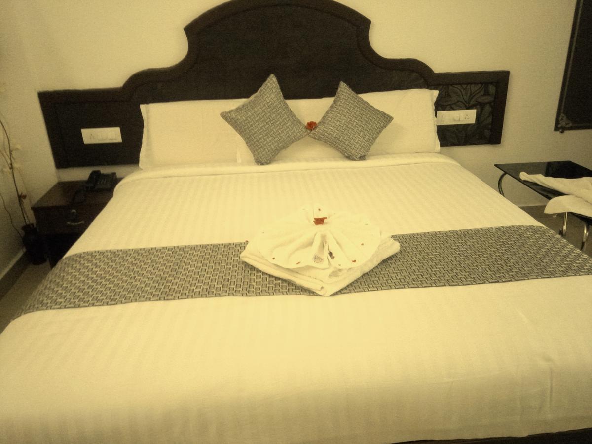 Ebenezer Plaza Hotell Nedumbassery Exteriör bild