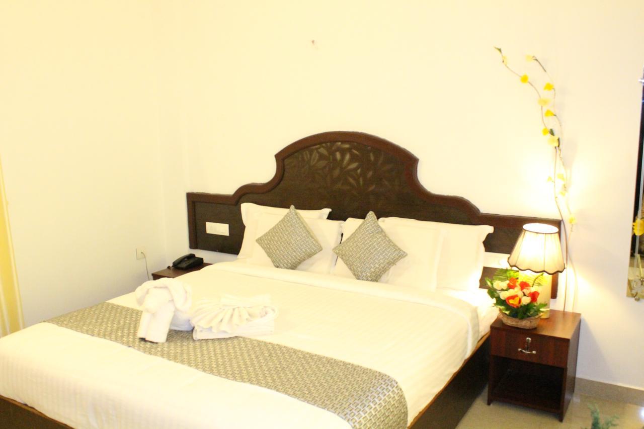 Ebenezer Plaza Hotell Nedumbassery Exteriör bild