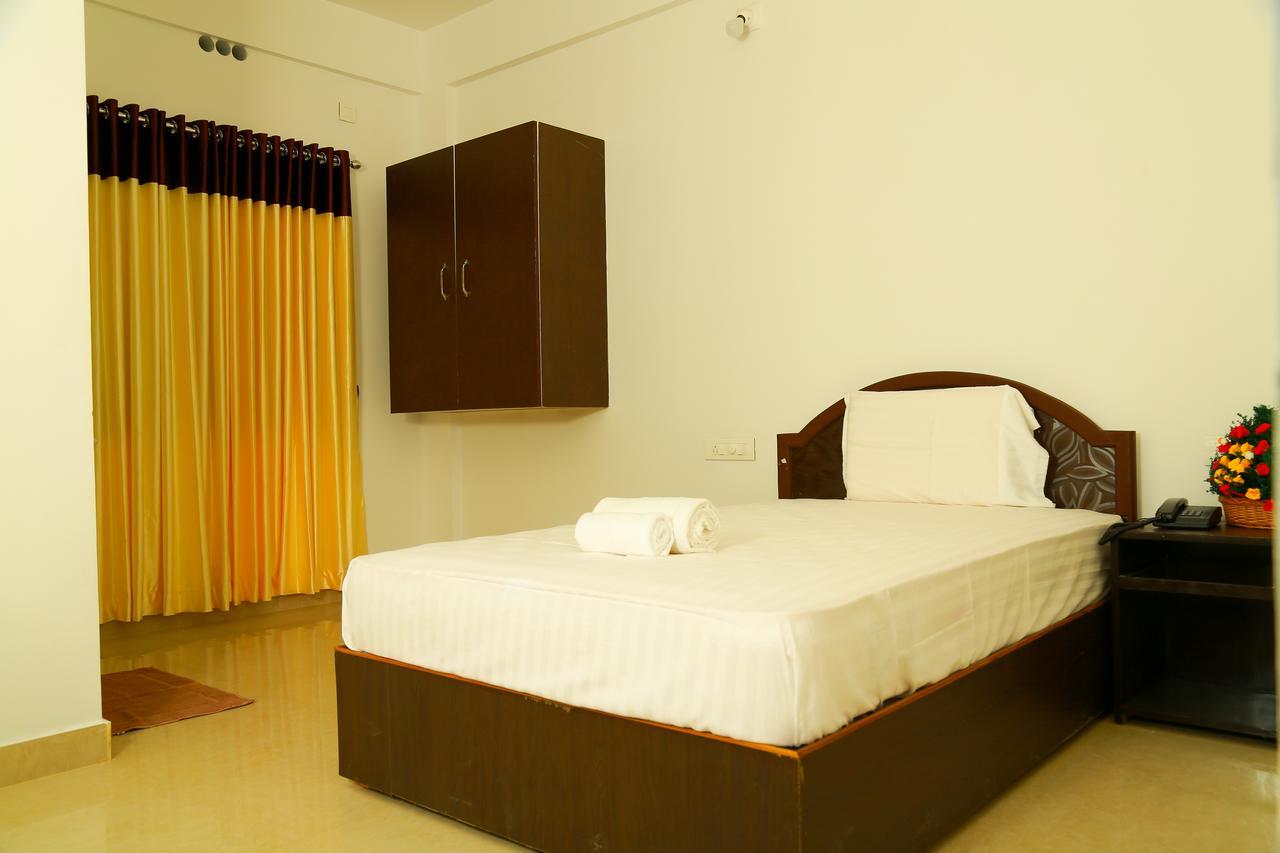 Ebenezer Plaza Hotell Nedumbassery Exteriör bild