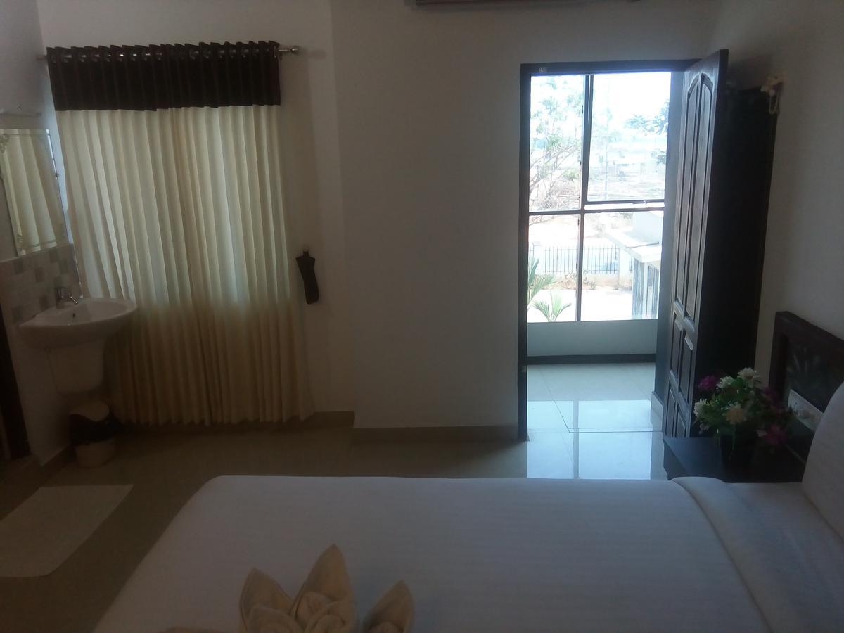 Ebenezer Plaza Hotell Nedumbassery Exteriör bild