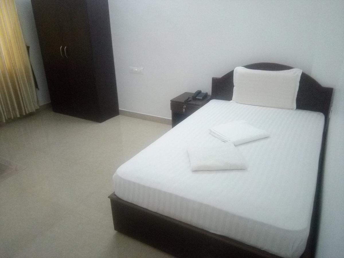 Ebenezer Plaza Hotell Nedumbassery Exteriör bild