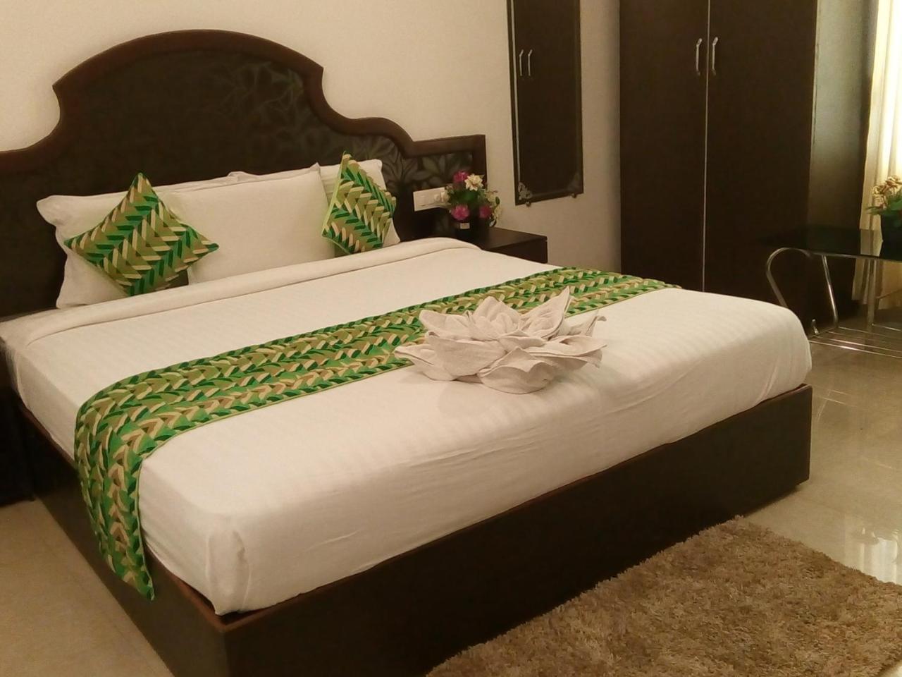 Ebenezer Plaza Hotell Nedumbassery Exteriör bild